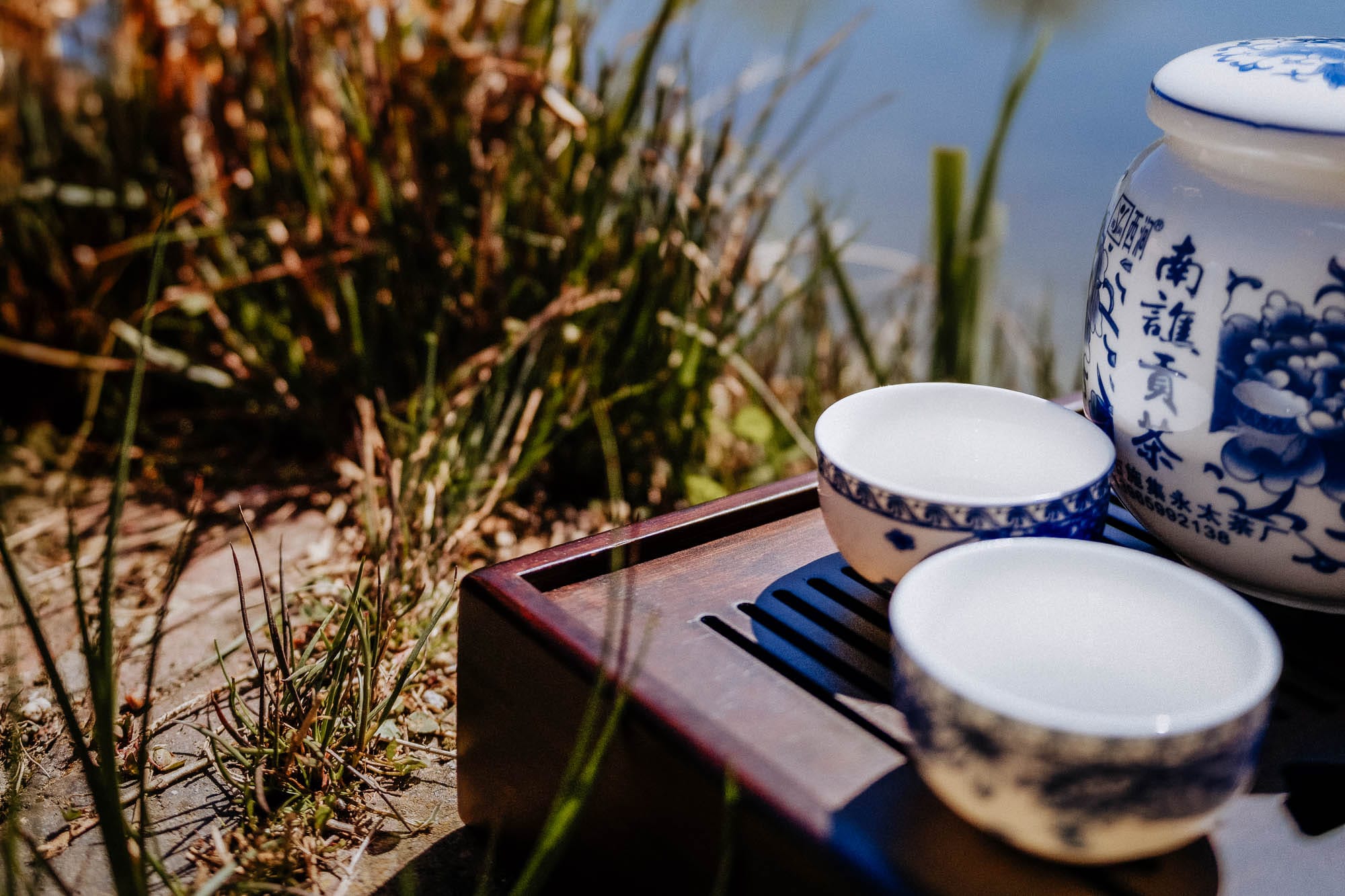 foto theekopje zonder orchidee rechts in beeld